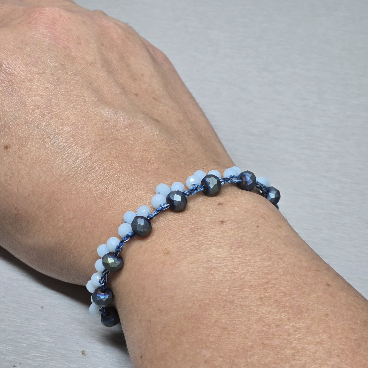 Bracelet motifs fleurs noir et blanc