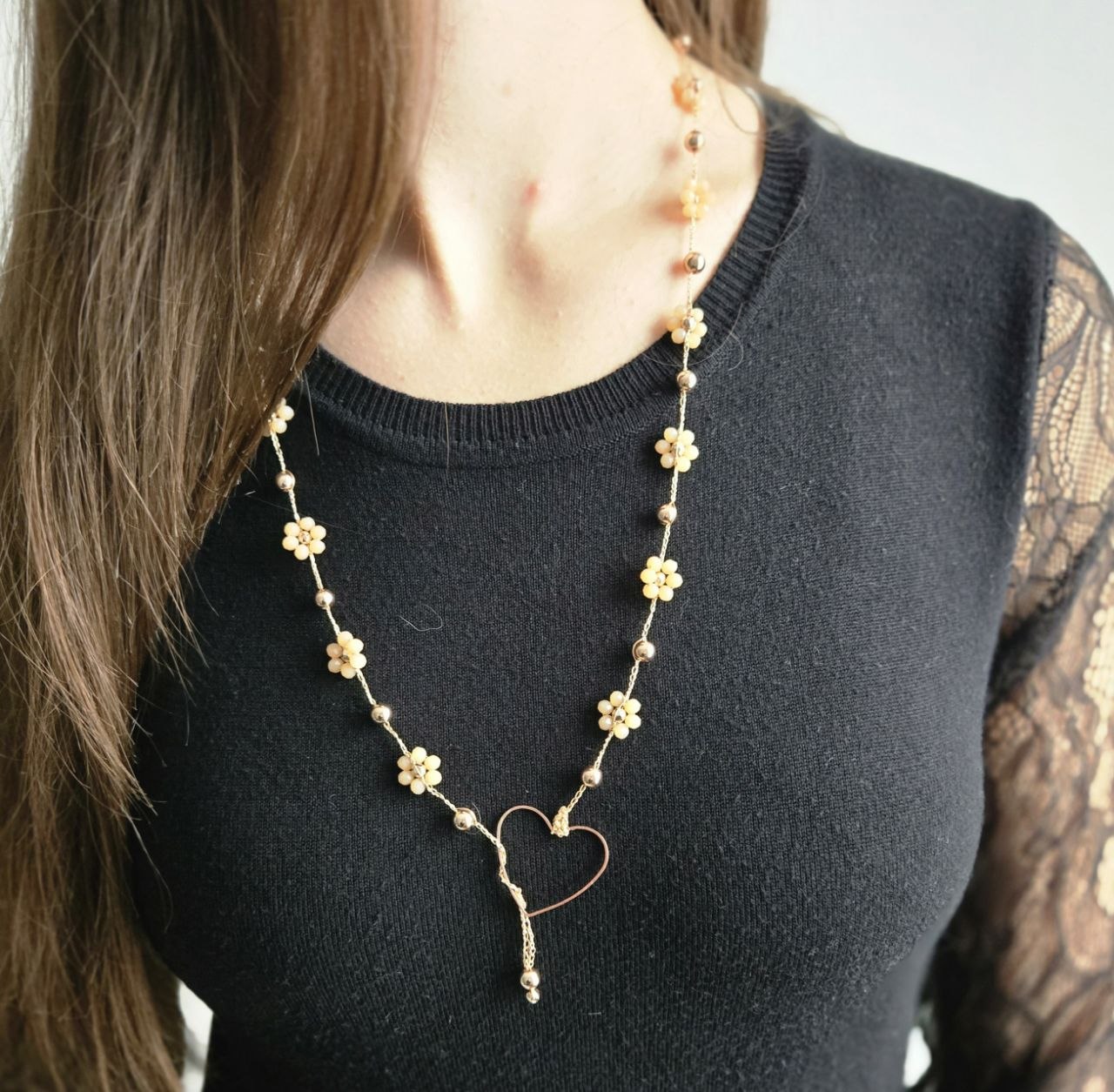 Collier coeur doré et fleurs blanches